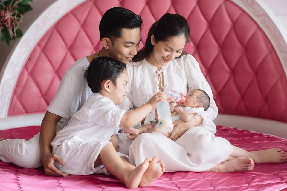 vua-sinh-con-duoc-thang-ruoi-khanh-thi-lien-tuc-dang-trang-thai-buon-noi-bong-gio-ve-su-chia-ly