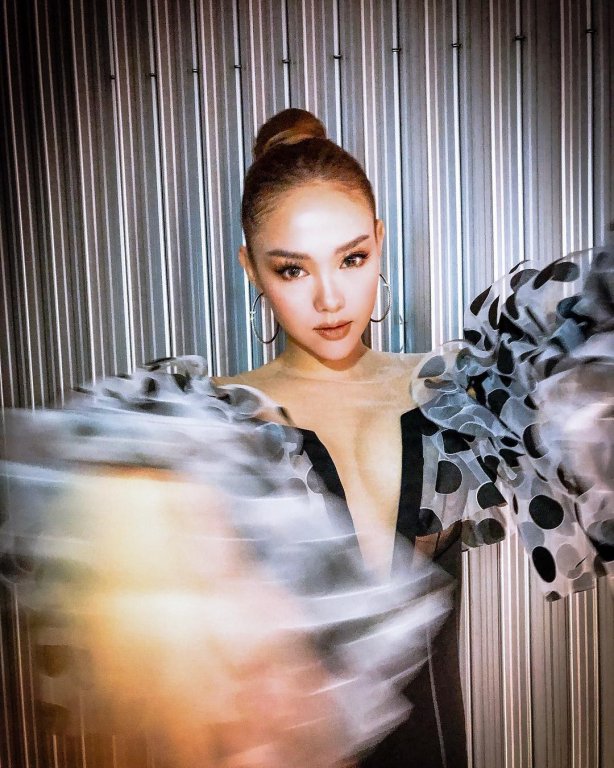dang-anh-mat-lanh-nhu-tien-nhung-dan-tinh-chi-chu-y-vao-vong-1-bi-o-ep-den-ngop-tho-cua-minh-hang