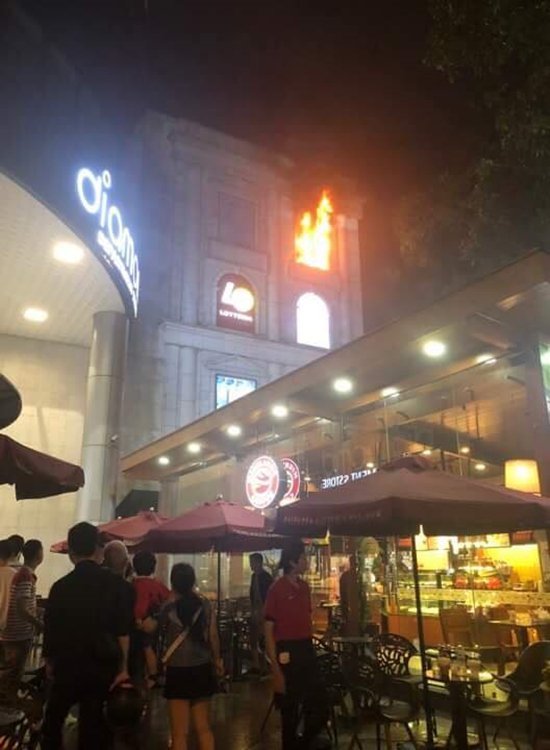 ho-ngoc-ha-dung-hat-vi-chay-o-toa-nha-diamond-plaza