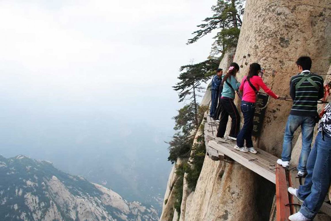 Cận cảnh con đường nguy hiểm nhất Trung Quốc