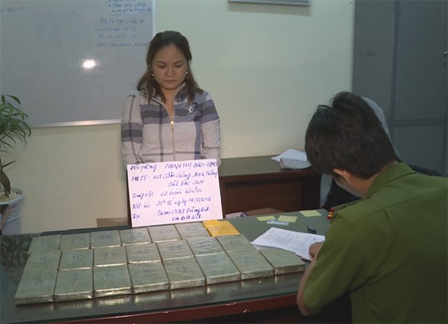 dak-lak-bat-giu-nguoi-phu-nu-dang-van-chuyen-22-banh-heroin