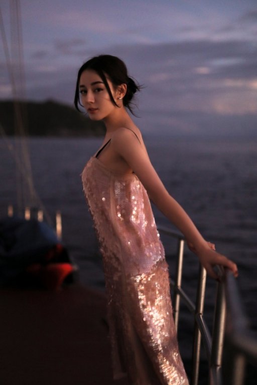 dien-bikini-kin-dao-my-nhan-tan-cuong-dich-le-nhiet-ba-van-chung-to-dang-cap-nhan-sac-van-nguoi-me