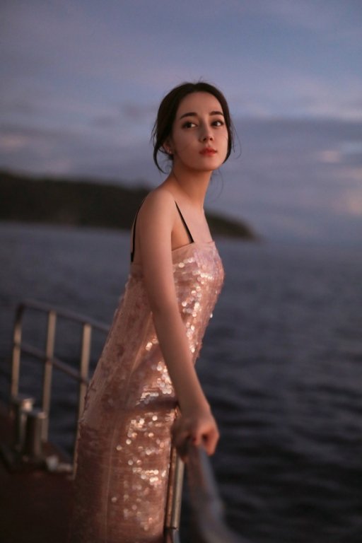 dien-bikini-kin-dao-my-nhan-tan-cuong-dich-le-nhiet-ba-van-chung-to-dang-cap-nhan-sac-van-nguoi-me