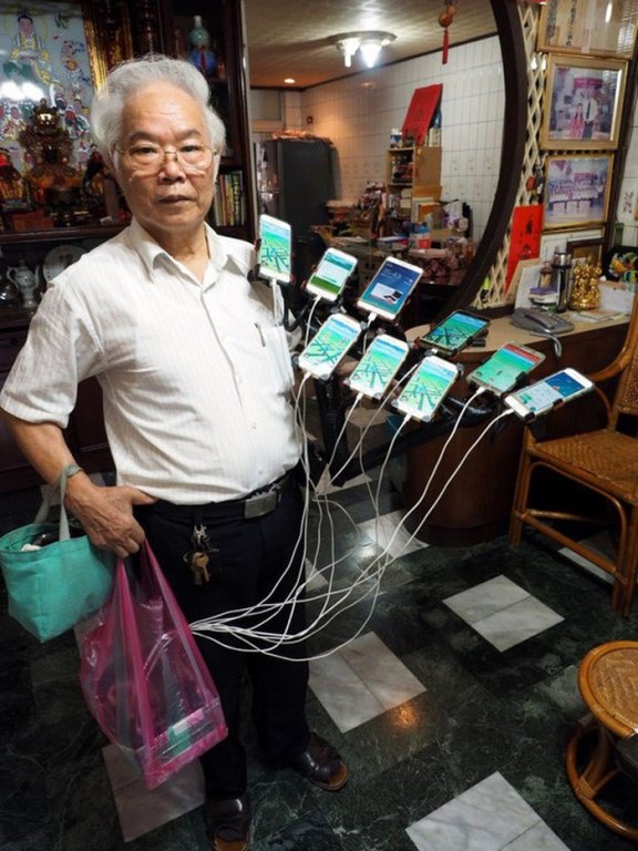Cụ ông gắn 11 điện thoại vào xe đạp chơi Pokemon Go gây sốc
