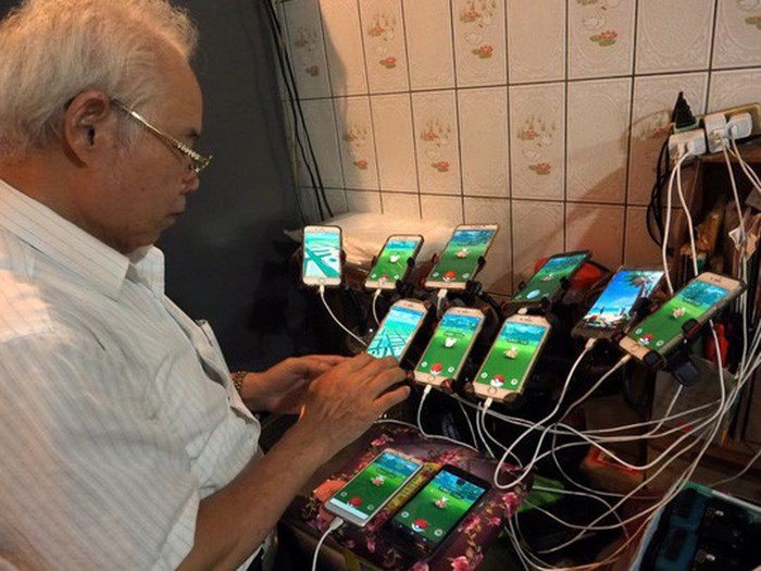 Cụ ông gắn 11 điện thoại vào xe đạp chơi Pokemon Go gây sốc