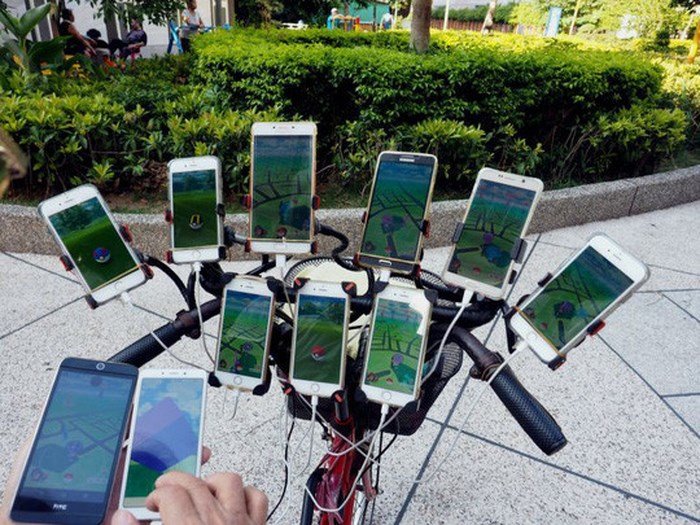 Cụ ông gắn 11 điện thoại vào xe đạp chơi Pokemon Go gây sốc
