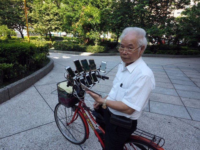 Cụ ông gắn 11 điện thoại vào xe đạp chơi Pokemon Go gây sốc