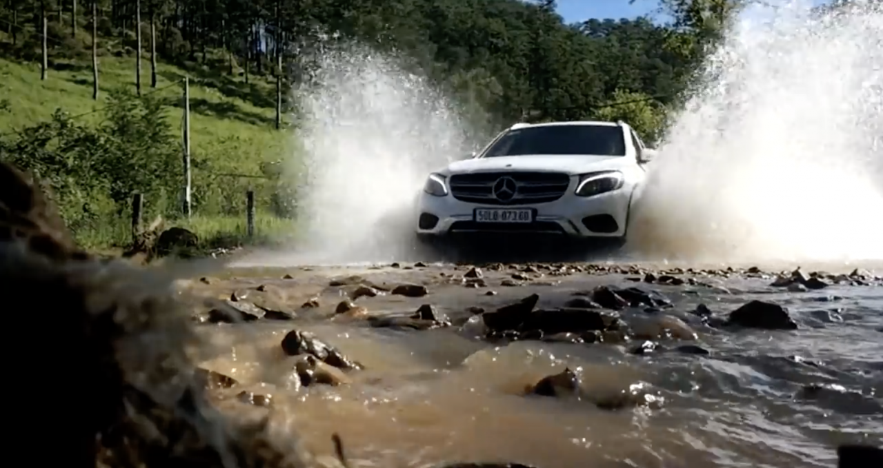 mercedes-co-dau-hieu-quang-cao-sai-su-that-tren-dong-xe-glc