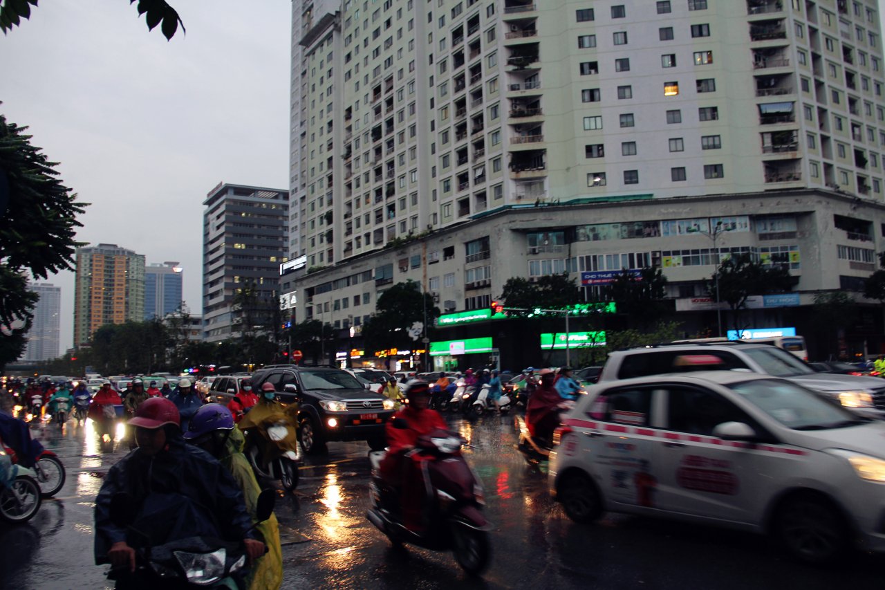 nguoi-dan-ha-noi-chen-nhau-ve-nha-truoc-bao-duong-tac-cang-tac-them