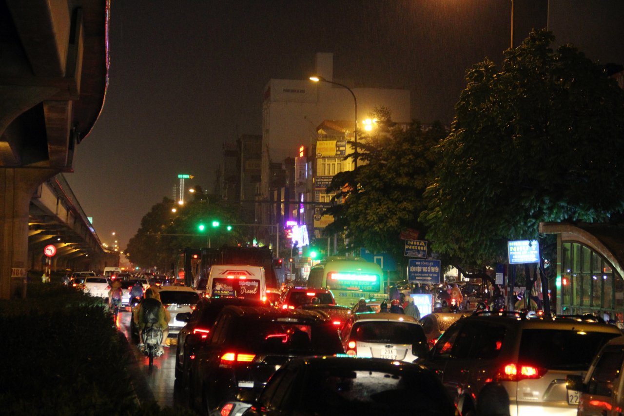 nguoi-dan-ha-noi-chen-nhau-ve-nha-truoc-bao-duong-tac-cang-tac-them