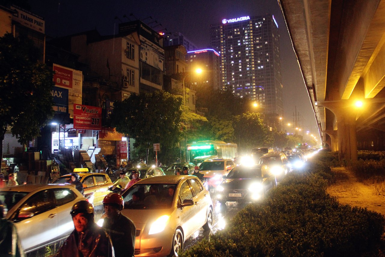 nguoi-dan-ha-noi-chen-nhau-ve-nha-truoc-bao-duong-tac-cang-tac-them