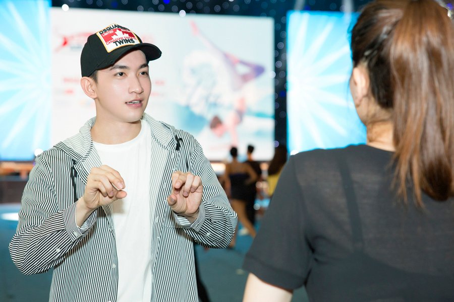 vang-kim-ly-ho-ngoc-ha-than-mat-luyen-tap-cung-my-nam