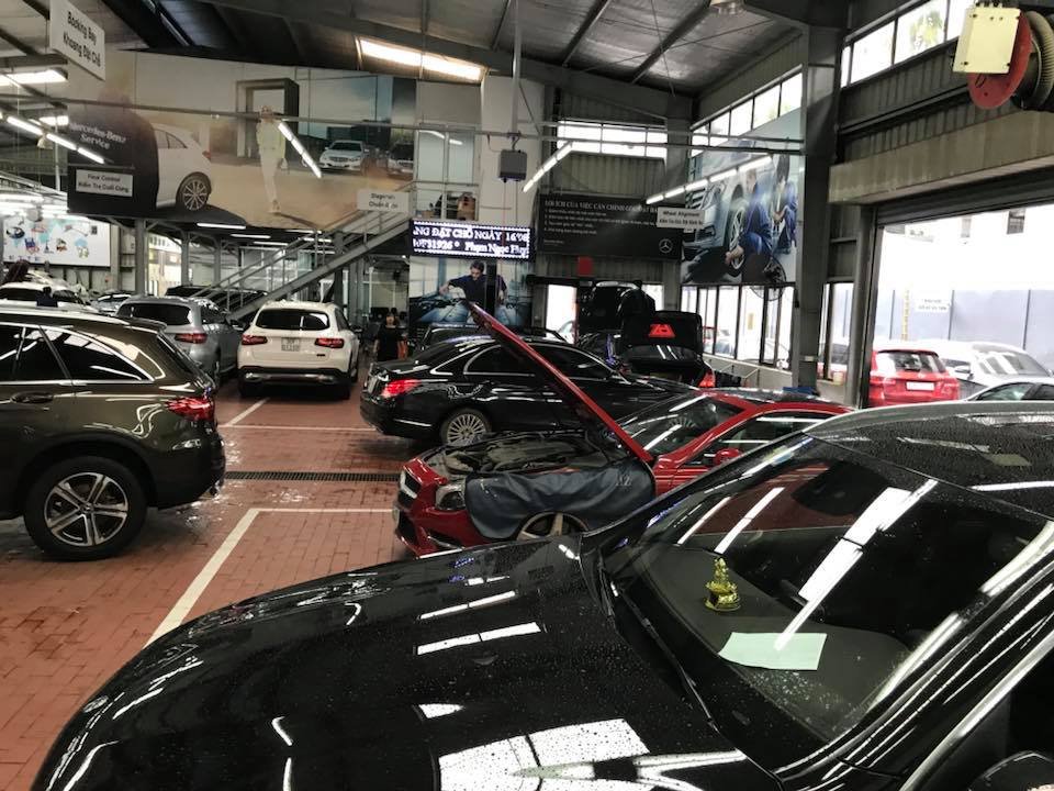 garage-qua-tai-vi-tai-xe-dua-mercedes-glc-di-kham