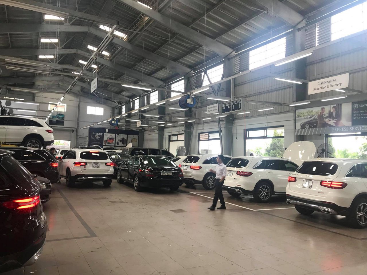 garage-qua-tai-vi-tai-xe-dua-mercedes-glc-di-kham