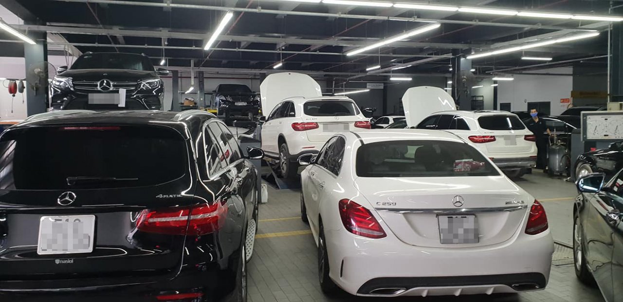 garage-qua-tai-vi-tai-xe-dua-mercedes-glc-di-kham