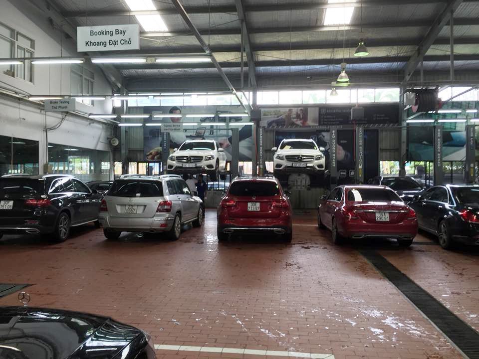 garage-qua-tai-vi-tai-xe-dua-mercedes-glc-di-kham