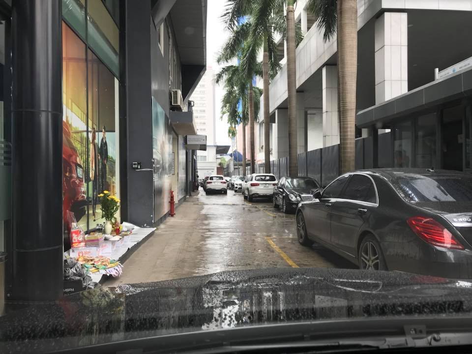 garage-qua-tai-vi-tai-xe-dua-mercedes-glc-di-kham