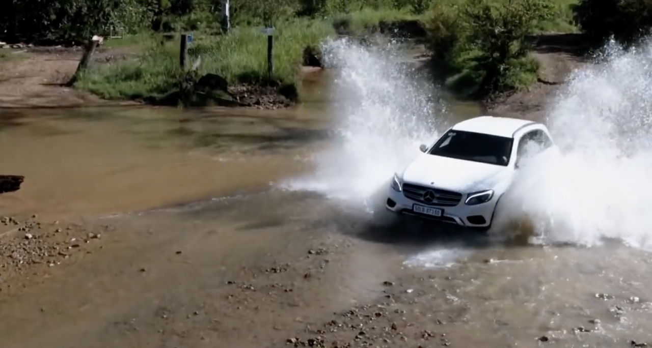 garage-qua-tai-vi-tai-xe-dua-mercedes-glc-di-kham