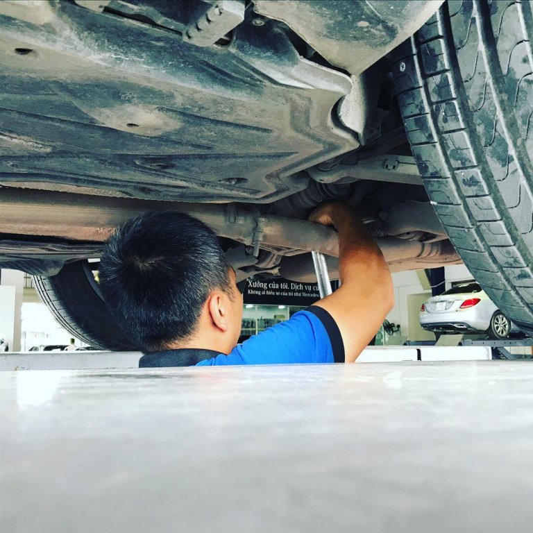 garage-qua-tai-vi-tai-xe-dua-mercedes-glc-di-kham