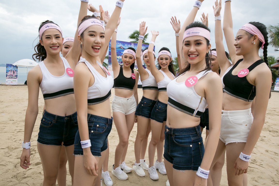 thi-sinh-hoa-hau-viet-nam-2018-khoe-ve-dep-khoe-khoan-nang-dong-trong-phan-thi-nguoi-dep-the-thao