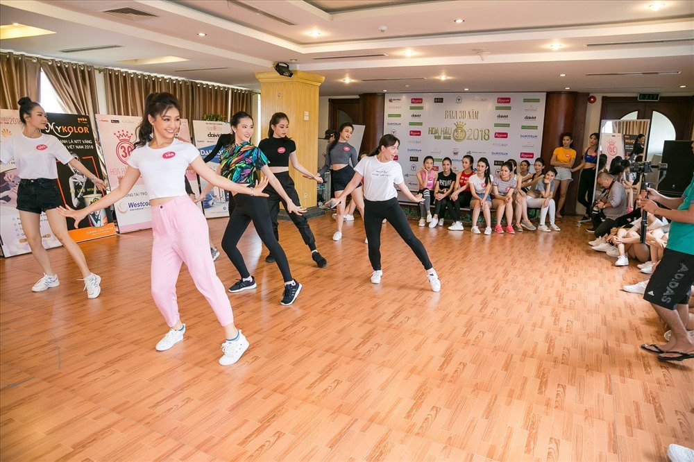 thi-sinh-hoa-hau-viet-nam-2018-khoe-ve-dep-khoe-khoan-nang-dong-trong-phan-thi-nguoi-dep-the-thao