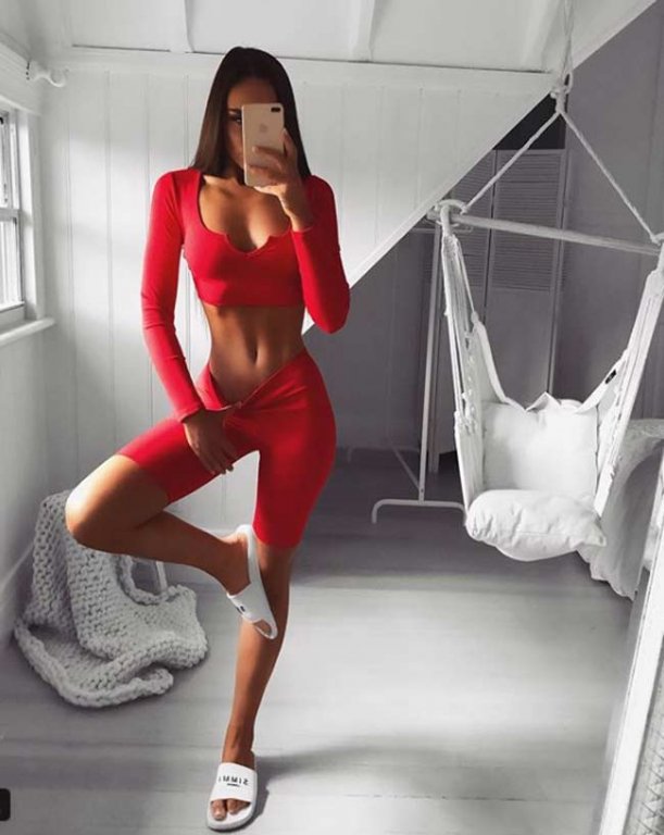 Cô gái trẻ có thân hình tượng đồng được hâm mộ vì eo nhỏ 2 gang rưỡi