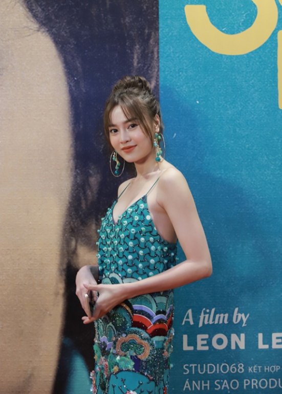vang-ho-ngoc-ha-kim-ly-le-bong-den-du-ra-mat-phim-cua-ngo-thanh-van