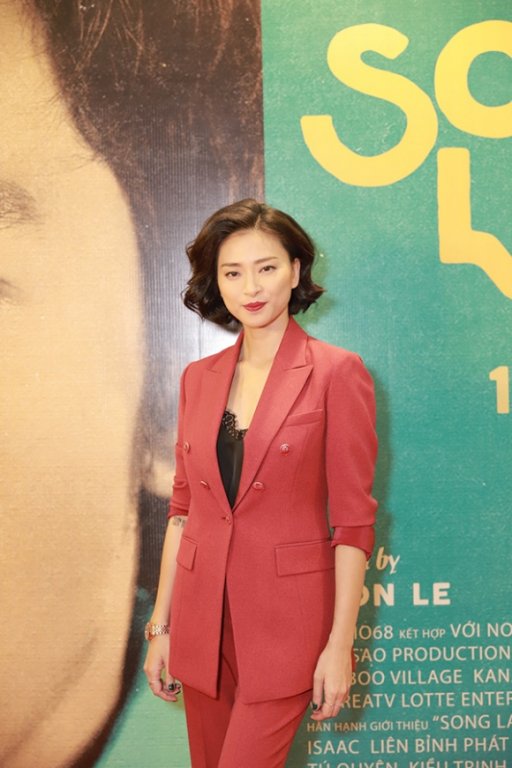 vang-ho-ngoc-ha-kim-ly-le-bong-den-du-ra-mat-phim-cua-ngo-thanh-van