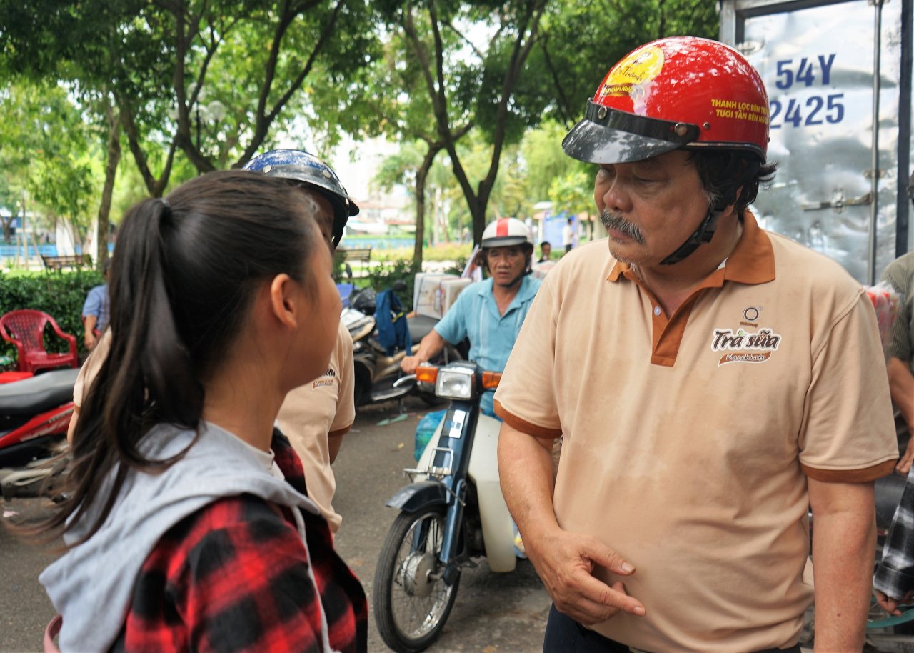 bat-ngo-hinh-anh-dai-gia-tran-qui-thanh-xuong-duong-doi-non-bao-hiem-tiep-thi-tra-sua