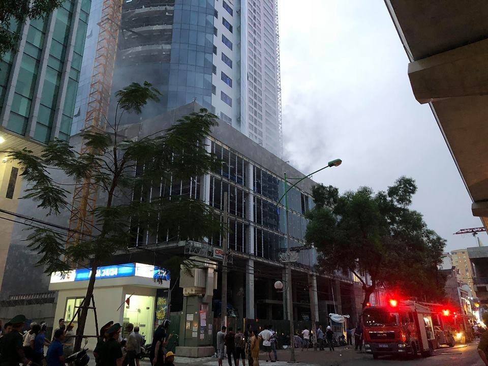 ha-noi-chay-bang-dien-toa-nha-flc-twin-tower-khoi-den-kin-troi