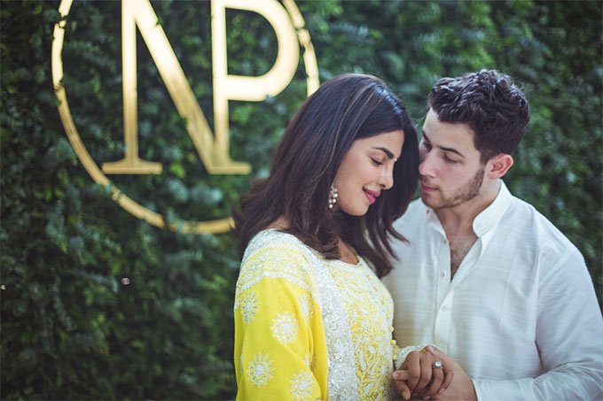 Hoa hậu Thế giới 2000 và Nick Jonas làm lễ đính hôn theo phong tục Ấn Độ