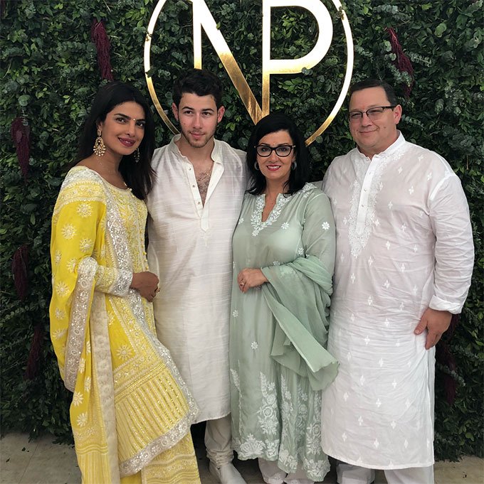 Hoa hậu Thế giới 2000 và Nick Jonas làm lễ đính hôn theo phong tục Ấn Độ