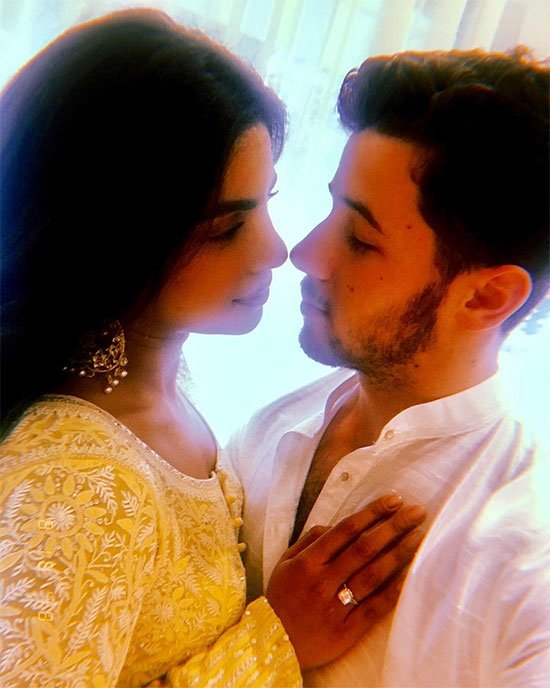 Hoa hậu Thế giới 2000 và Nick Jonas làm lễ đính hôn theo phong tục Ấn Độ