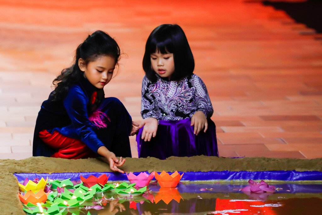 Phi Nhung tự tin trình diễn thời trang áo dài trên sàn catwalk