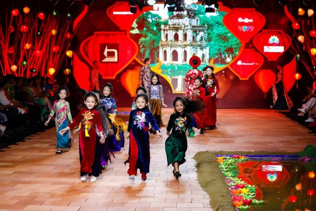 Phi Nhung tự tin trình diễn thời trang áo dài trên sàn catwalk