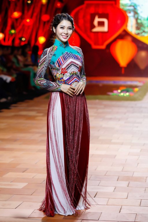 Phi Nhung tự tin trình diễn thời trang áo dài trên sàn catwalk