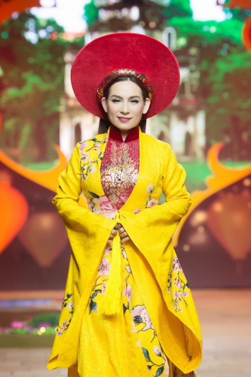 Phi Nhung tự tin trình diễn thời trang áo dài trên sàn catwalk