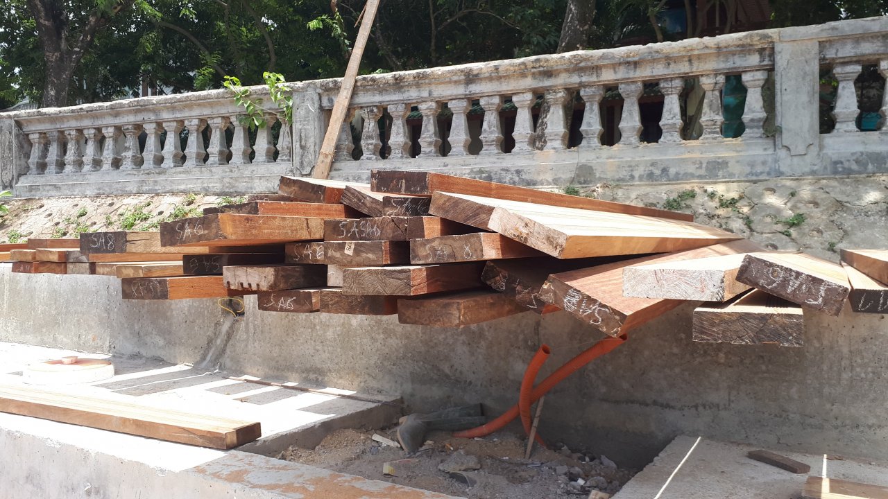 cau-di-bo-lat-go-lim-ven-song-huong-xuat-hien-vet-nut-tren-mat-go