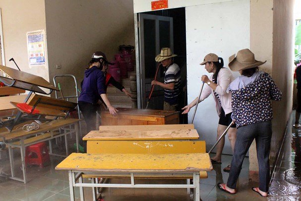 hang-ngan-hoc-sinh-o-nghe-an-no-ngay-tuu-truong-vi-mua-lu