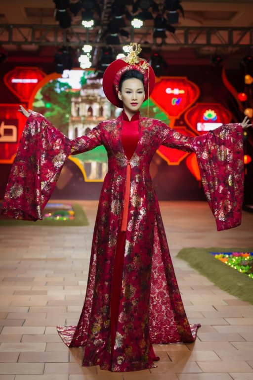 Phi Nhung tự tin trình diễn thời trang áo dài trên sàn catwalk