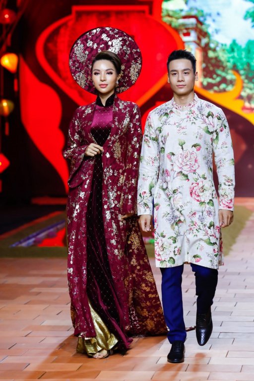 Phi Nhung tự tin trình diễn thời trang áo dài trên sàn catwalk