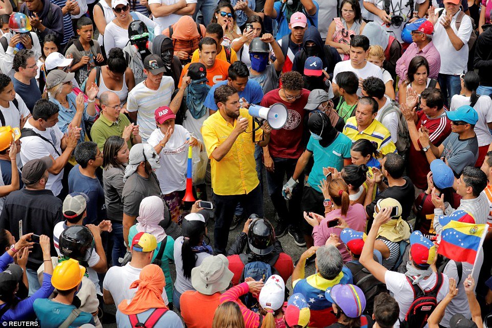 lam-phat-khung-khiep-o-venezuela-ca-nui-tien-moi-mua-duoc-mot-cuon-giay-ve-sinh