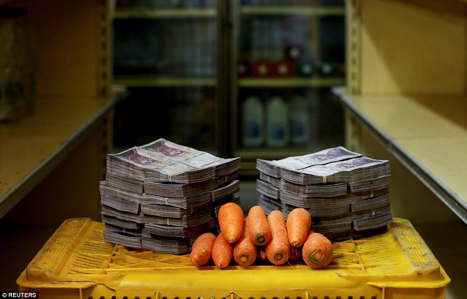 lam-phat-khung-khiep-o-venezuela-ca-nui-tien-moi-mua-duoc-mot-cuon-giay-ve-sinh