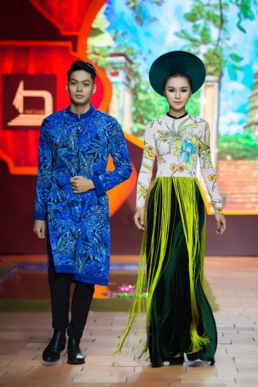 Phi Nhung tự tin trình diễn thời trang áo dài trên sàn catwalk