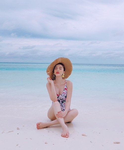 khong-chi-o-maldives-bao-thy-cung-nhieu-lan-khoe-than-hinh-goi-cam-cung-lan-da-trang-non-trong-trang-phuc-bikini