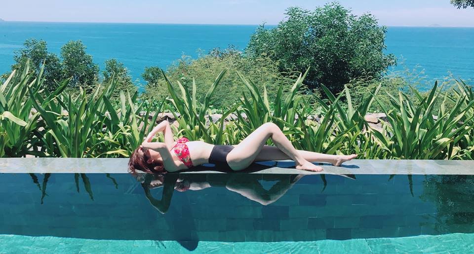 khong-chi-o-maldives-bao-thy-cung-nhieu-lan-khoe-than-hinh-goi-cam-cung-lan-da-trang-non-trong-trang-phuc-bikini