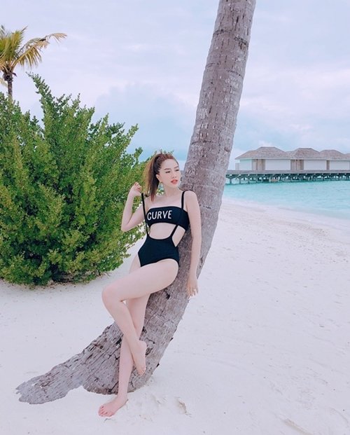 khong-chi-o-maldives-bao-thy-cung-nhieu-lan-khoe-than-hinh-goi-cam-cung-lan-da-trang-non-trong-trang-phuc-bikini