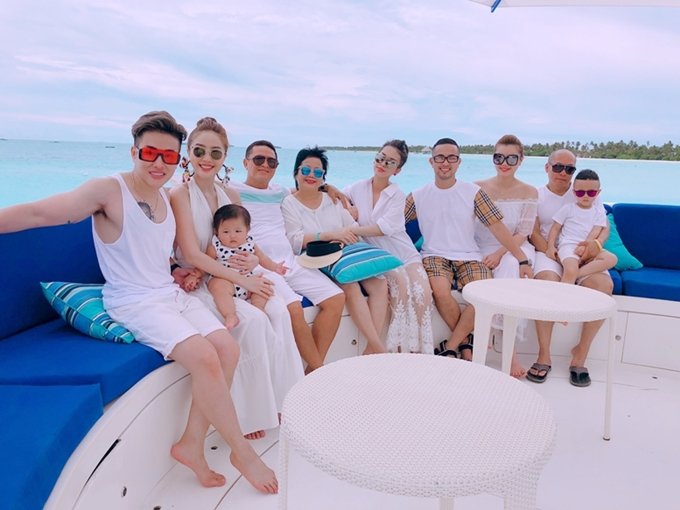 khong-chi-o-maldives-bao-thy-cung-nhieu-lan-khoe-than-hinh-goi-cam-cung-lan-da-trang-non-trong-trang-phuc-bikini