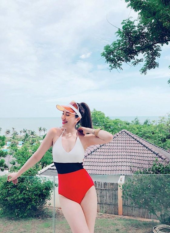 khong-chi-o-maldives-bao-thy-cung-nhieu-lan-khoe-than-hinh-goi-cam-cung-lan-da-trang-non-trong-trang-phuc-bikini