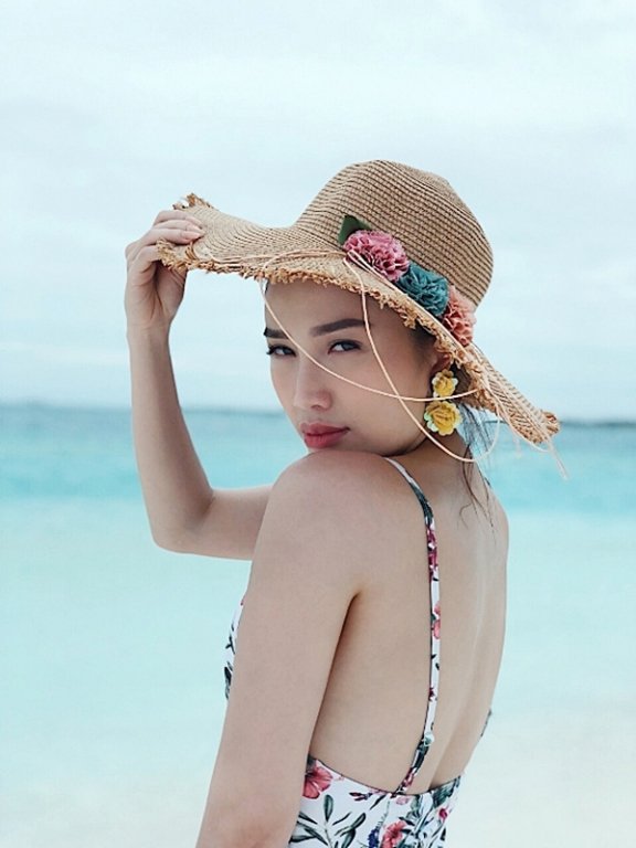khong-chi-o-maldives-bao-thy-cung-nhieu-lan-khoe-than-hinh-goi-cam-cung-lan-da-trang-non-trong-trang-phuc-bikini